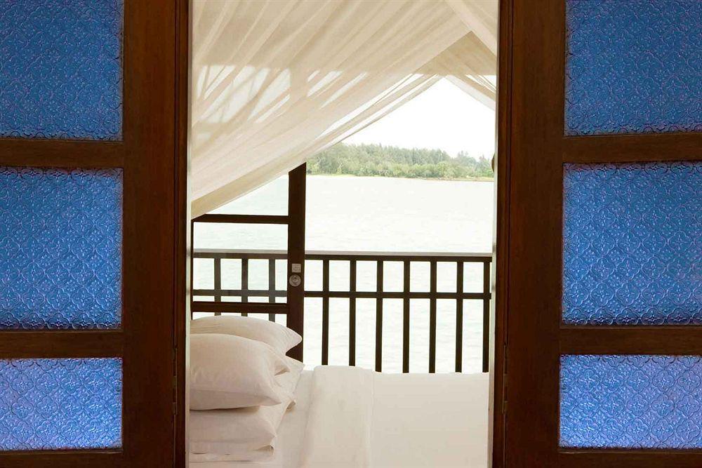Готель Avillion Порт-Діксон Екстер'єр фото A view of the river from a guest room
